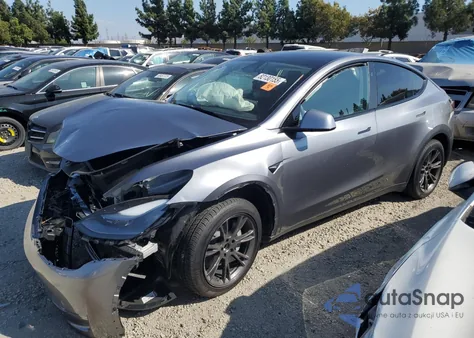 2025 Tesla Model Y z USA, uszkodzony, nr VIN 7SAYGDED4SF320852